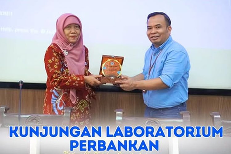 Kunjungan Universitas Dharma AUB Surakarta ke UNS untuk pengembangan Laboratorium Perbankan